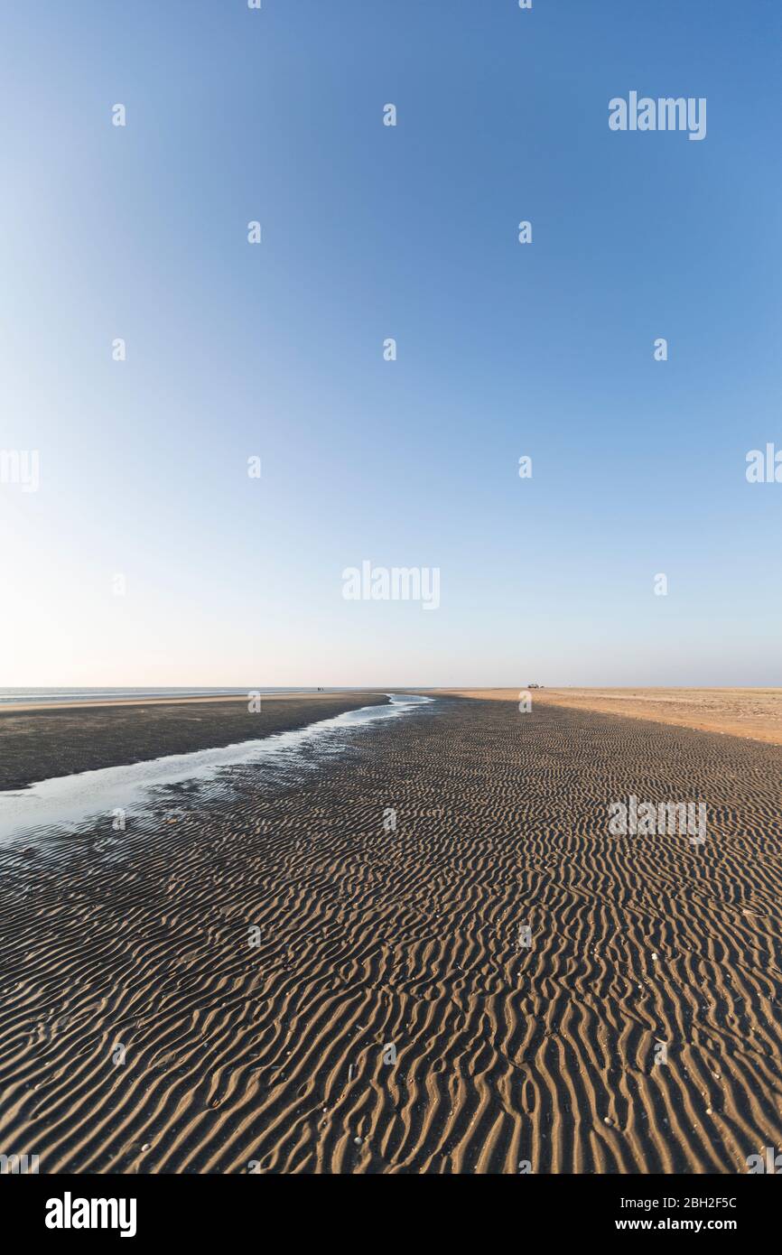 Danemark, Romo, ciel clair sur une plage ondulée Banque D'Images