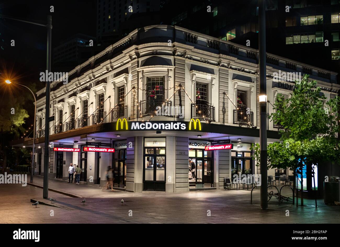 Le restaurant Mc Donald à la station Circular Quay la nuit, Sydney. Banque D'Images