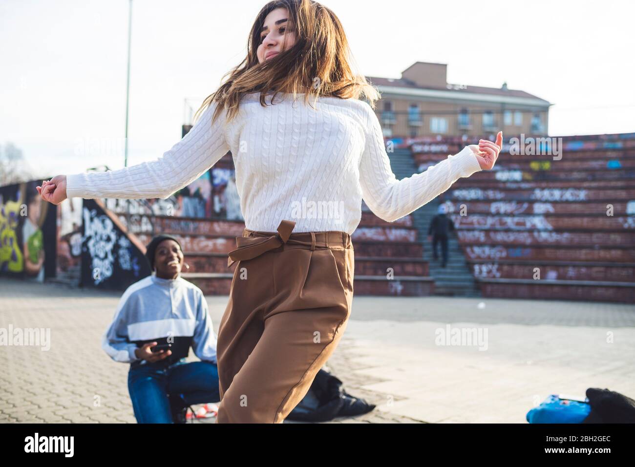 De jeunes danseurs se répètent dans un parc de skare Banque D'Images