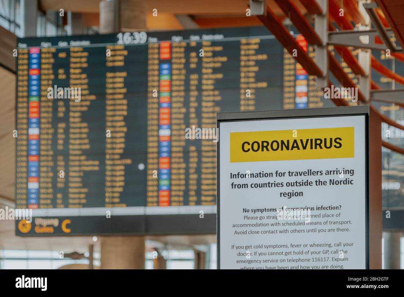 Panneau d'information avec réglementation de sécurité concernant le coronavirus à l'aéroport d'Oslo, Norvège Banque D'Images