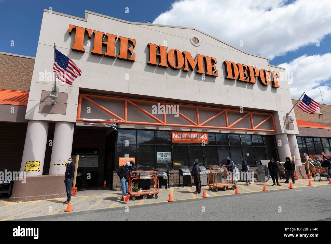 Les gens s'y sont mis pour entrer dans un magasin Home Depot, Boston Massachusetts États-Unis Banque D'Images