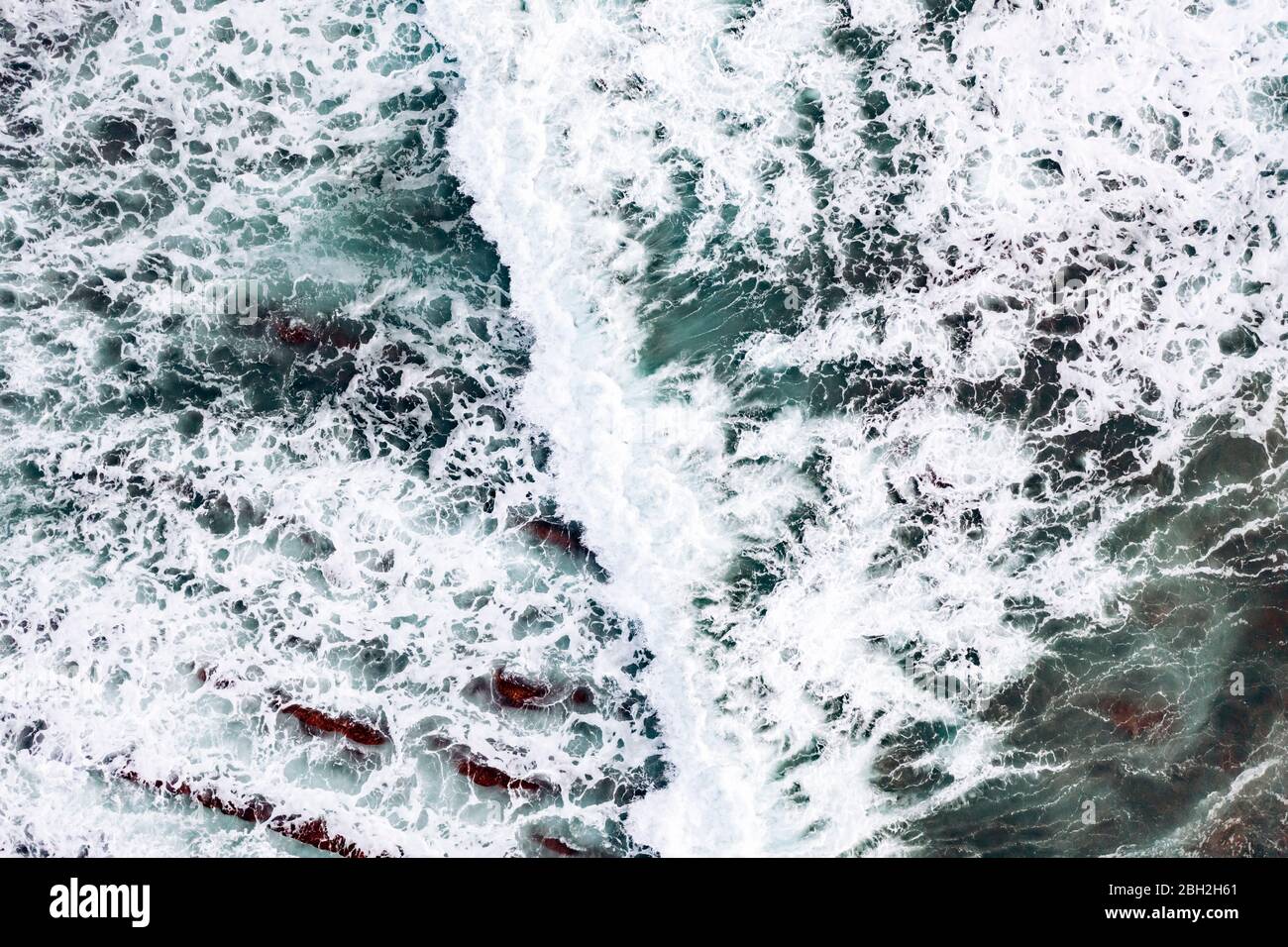 Espagne, Vizcaya, Bilbao, vue aérienne des vagues de l'océan se brossant contre la côte rocheuse Banque D'Images
