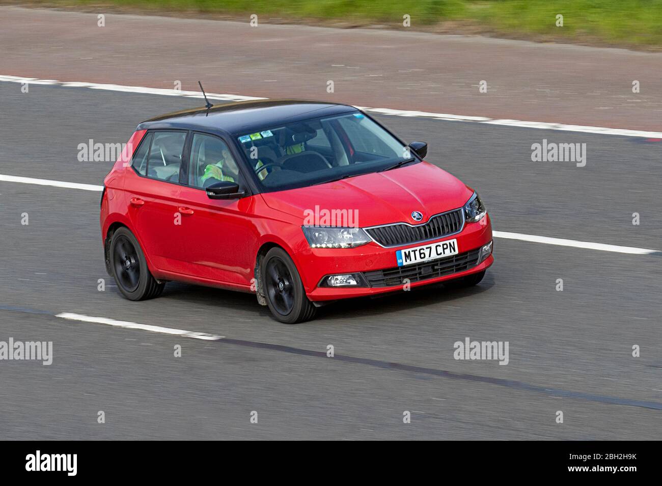 Škoda Fabia se L TSI S-A rouge 2017 ; véhicules routiers, véhicules routiers sur routes britanniques, moteurs, véhicules routiers sur autoroute Banque D'Images