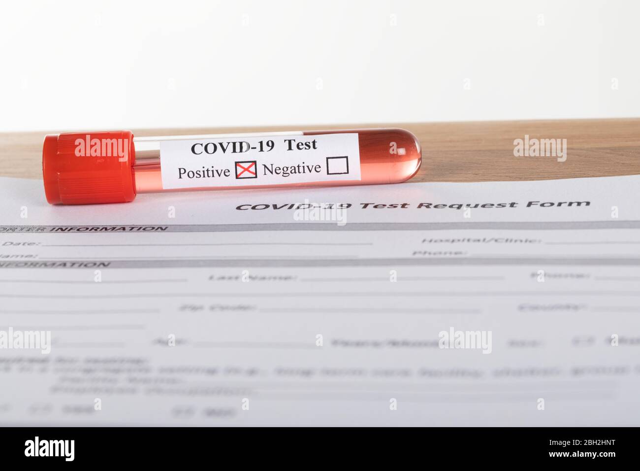 Gros plan sur l'image du test sanguin covid-19 et remplissez le formulaire Banque D'Images