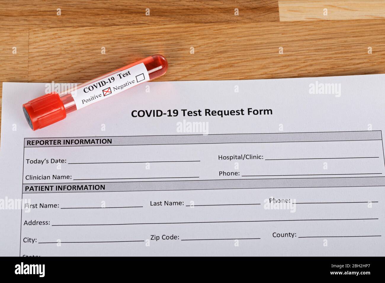 Gros plan sur l'image du test sanguin covid-19 et remplissez le formulaire Banque D'Images