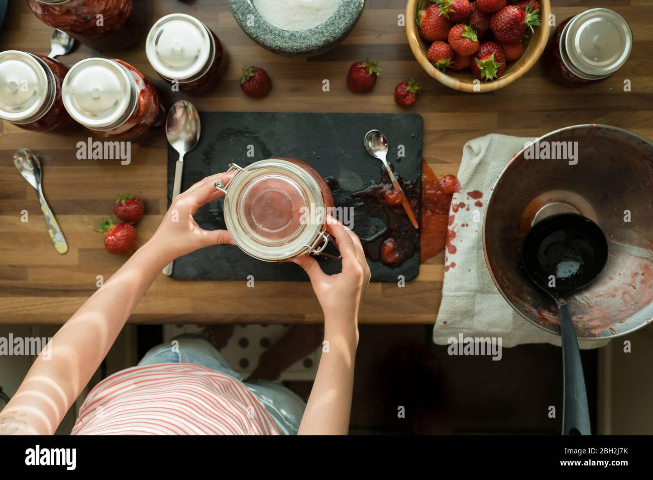 Préparation de la confiture de fraises à la maison Banque D'Images