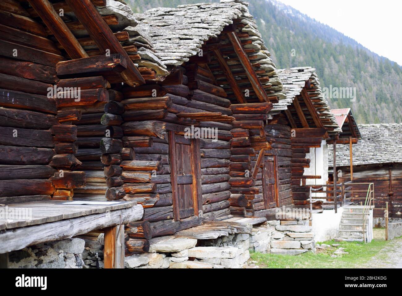 Maisons typiques de Walser à Macugnaga, Italie. Banque D'Images