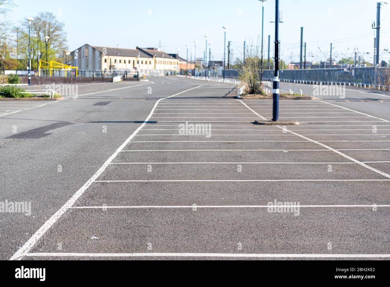 Parking de la gare de Peterborough pendant le verrouillage du Coronavirus covid-19. Habituellement emballé avec des voitures est vide pendant que les travailleurs travaillent de la maison Banque D'Images