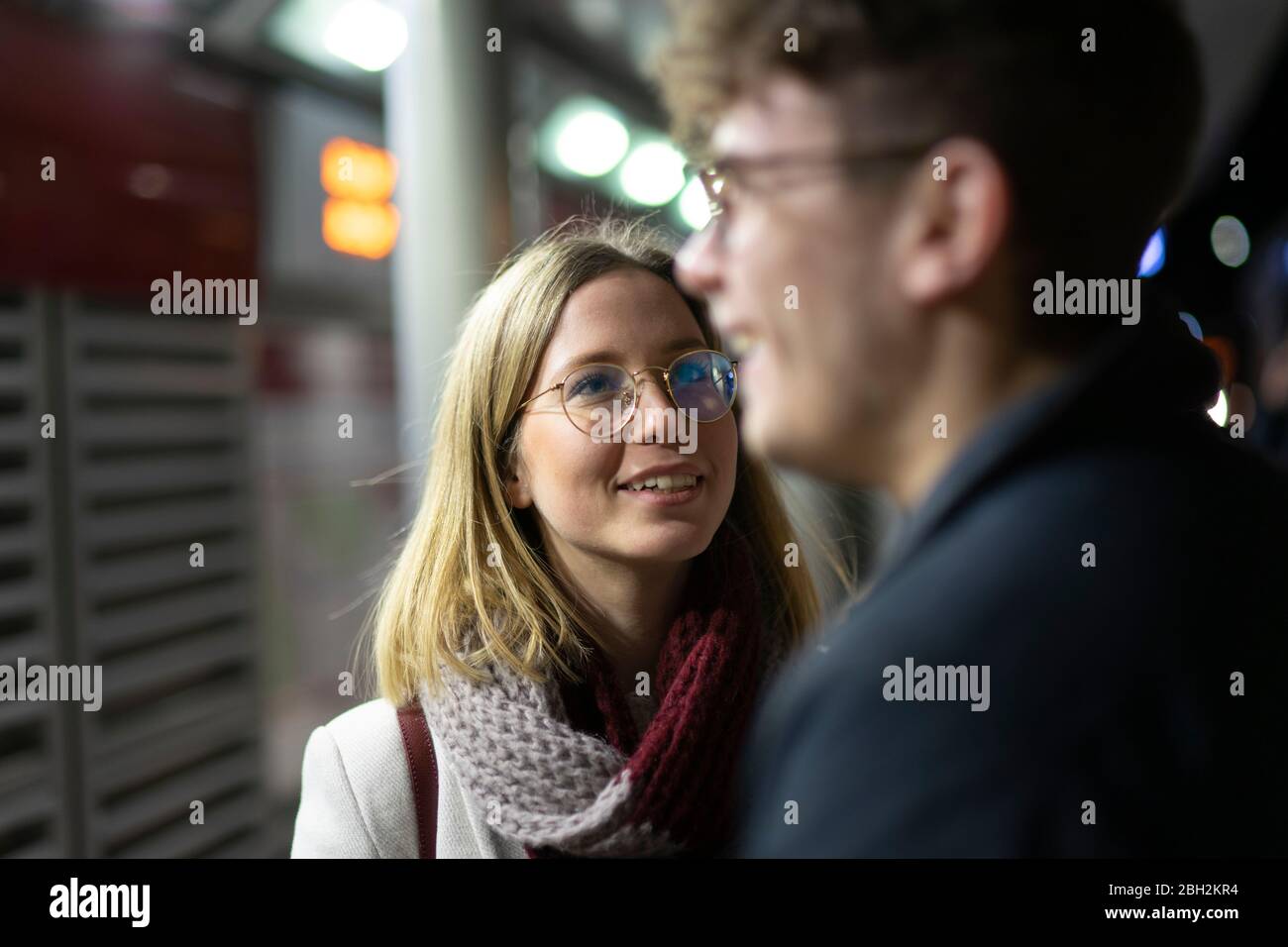 Portrait d'une jeune femme souriante regardant son petit ami Banque D'Images