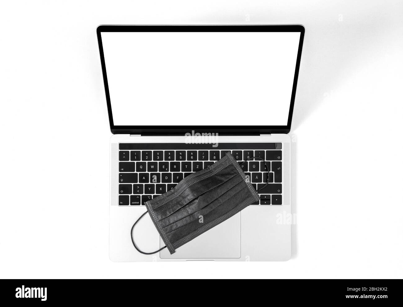 Clavier et masque de protection de l'ordinateur portable. Espace de travail du bureau à domicile Banque D'Images