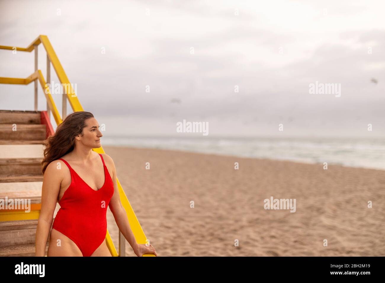 Femme en maillot de bain rouge à la hutte du maître-nageur sur Miami Beach,  Miami, Floride, États-Unis Photo Stock - Alamy