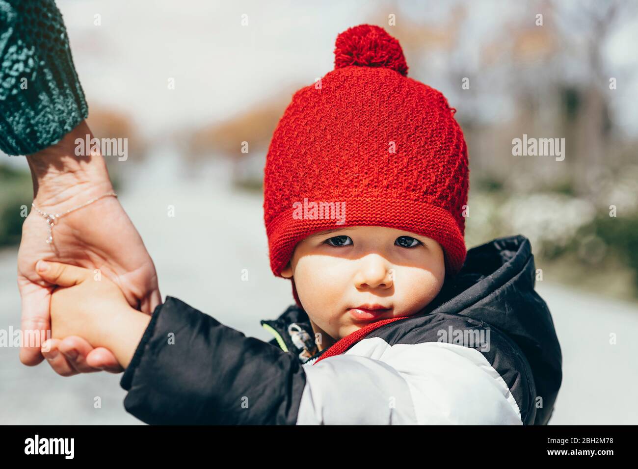 Portrait d'un petit garçon portant un chapeau de galet rouge Banque D'Images