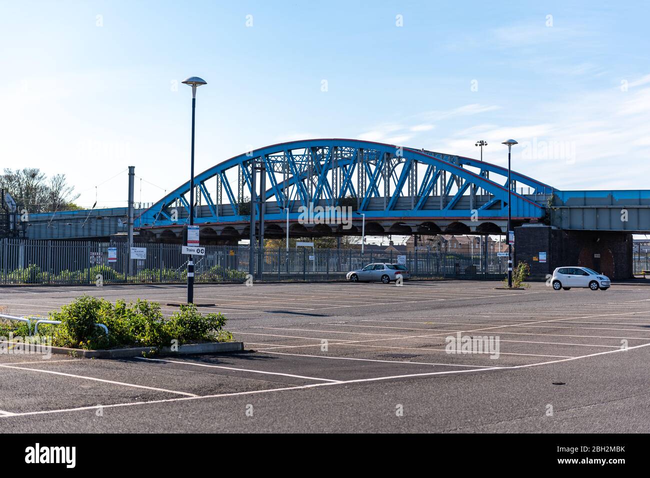 Parking de la gare de Peterborough pendant le verrouillage du Coronavirus covid-19. Habituellement emballé avec des voitures est vide pendant que les travailleurs travaillent de la maison Banque D'Images