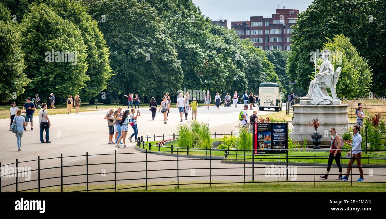 Londres- scène d'été avec les touristes par Kensington Palace à Hyde Park Banque D'Images