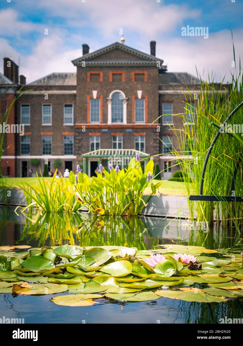 LONDRES- Kensington Palace, une résidence royale située dans les jardins de Kensington, un bâtiment historique et une attraction populaire pour les visiteurs Banque D'Images