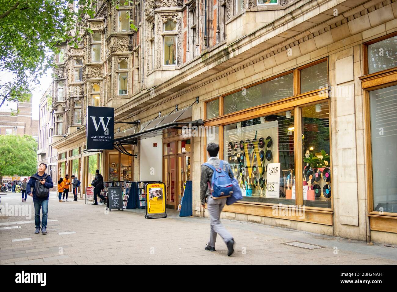 LONDRES- MAI 2019: Étudiant marchant devant la librairie Waterstones à côté du campus de l'Université College de Londres à Bloomsbury Banque D'Images