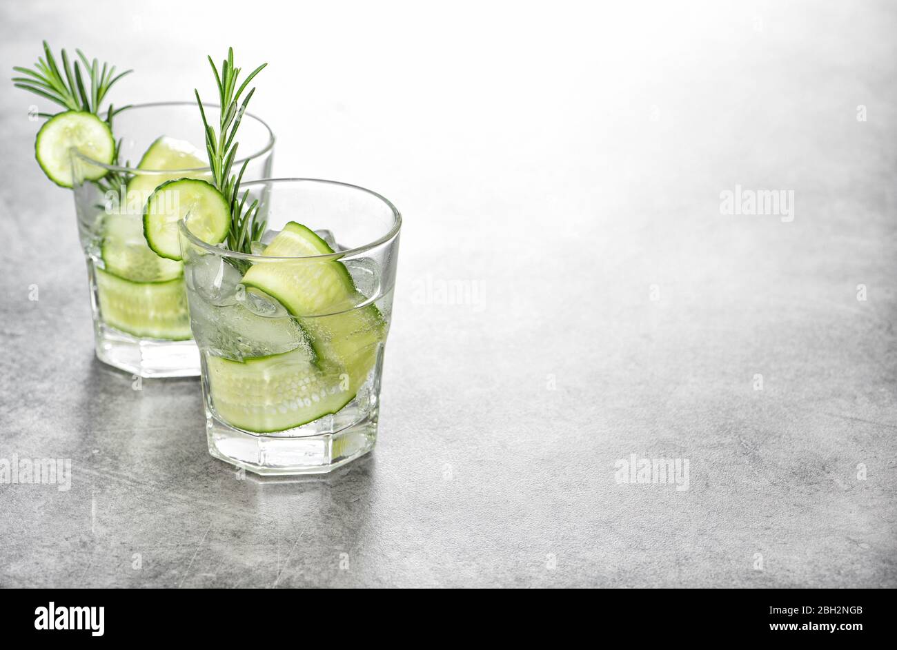Boisson fraîche avec concombre et herbe de romarin. Limonade d'été froide Banque D'Images