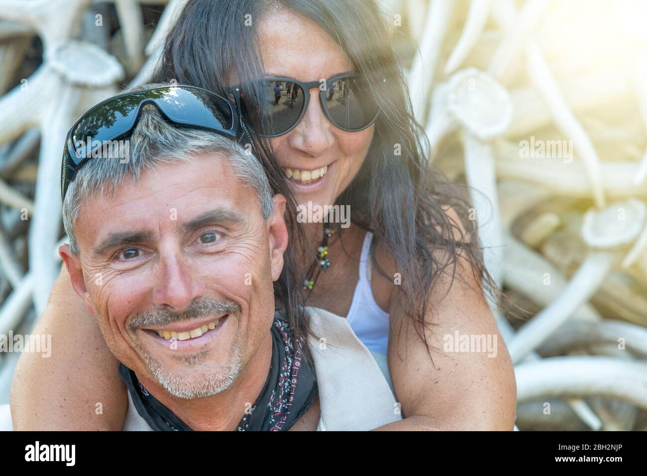 Couple heureux se détendre et faire des photos dans la place principale de Jackson Hole. Banque D'Images