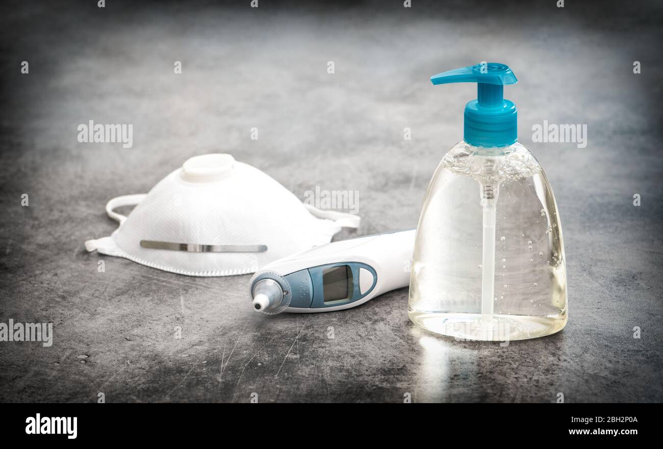 Concept d'hygiène de prévention des virus. Désinfectant pour les mains, thermomètre et masque de protection Banque D'Images