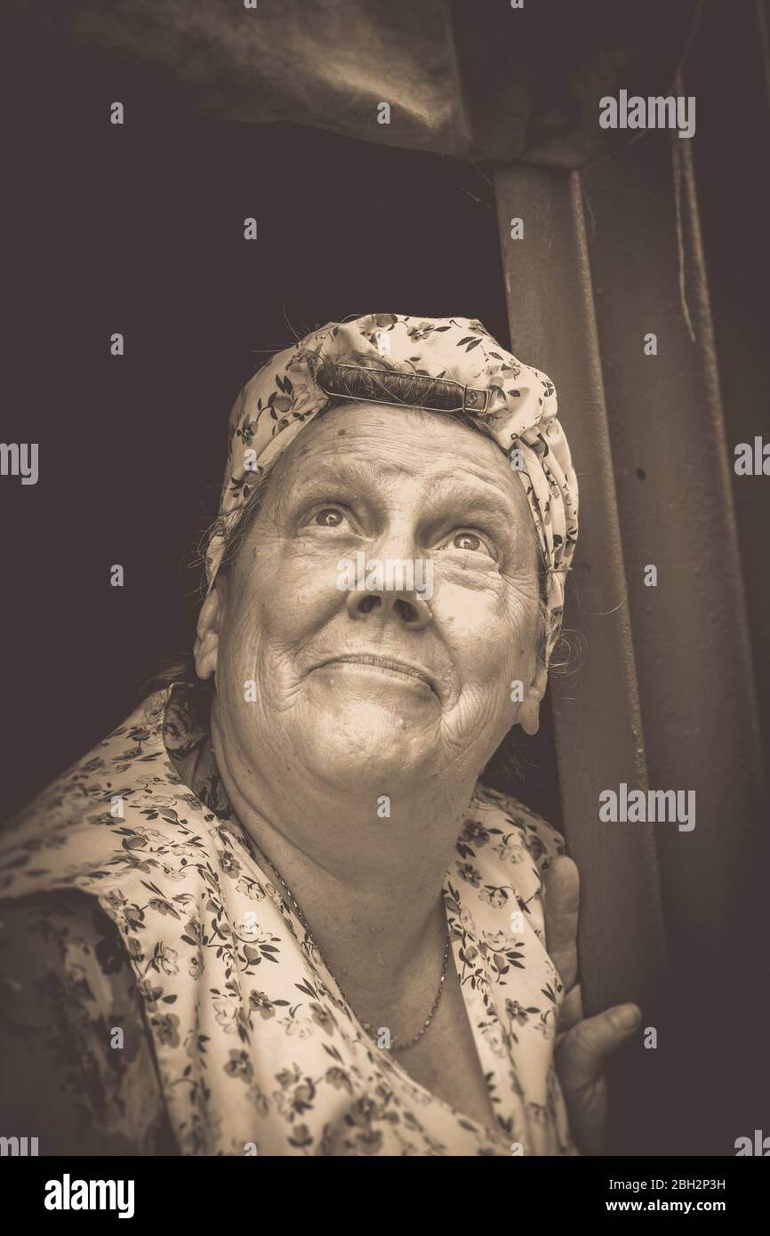 Portrait sépia vintage de femme au foyer des années 1940, 1940 femme, en  combinaison et foulard, abri de sortie, regard sur le visage, événement de  reconstitution de la Seconde Guerre mondiale Photo