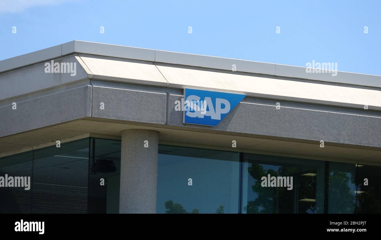 Gros plan du logo sur la façade au bureau local de la société de services SAP à San Ramon, Californie, 2 juillet 2019. () Banque D'Images