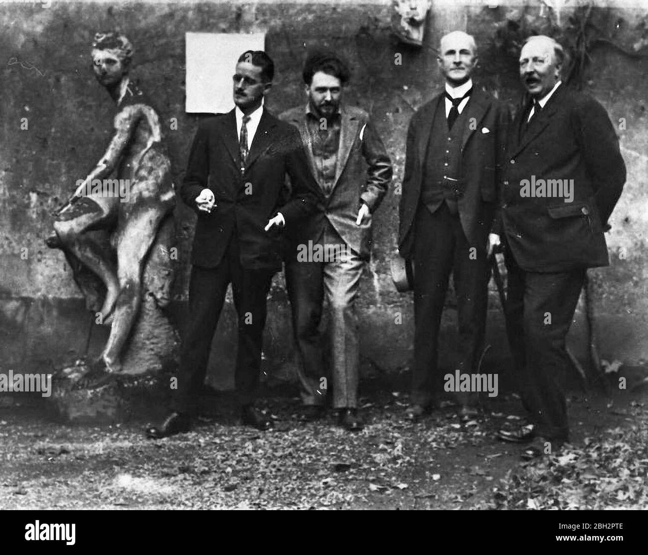 James Joyce, Ezra Pound, John Quinn et Ford Madox Ford à Paris, automne 1923, à l'extérieur du studio de livres dans la Rue des Champs Banque D'Images