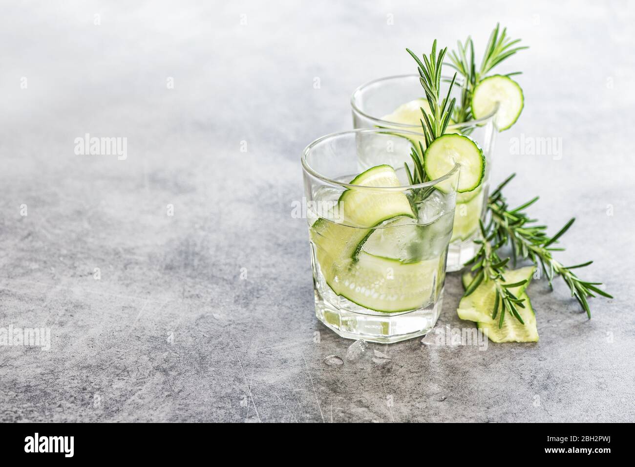 Boisson fraîche avec concombre et herbe de romarin. Limonade d'été froide Banque D'Images