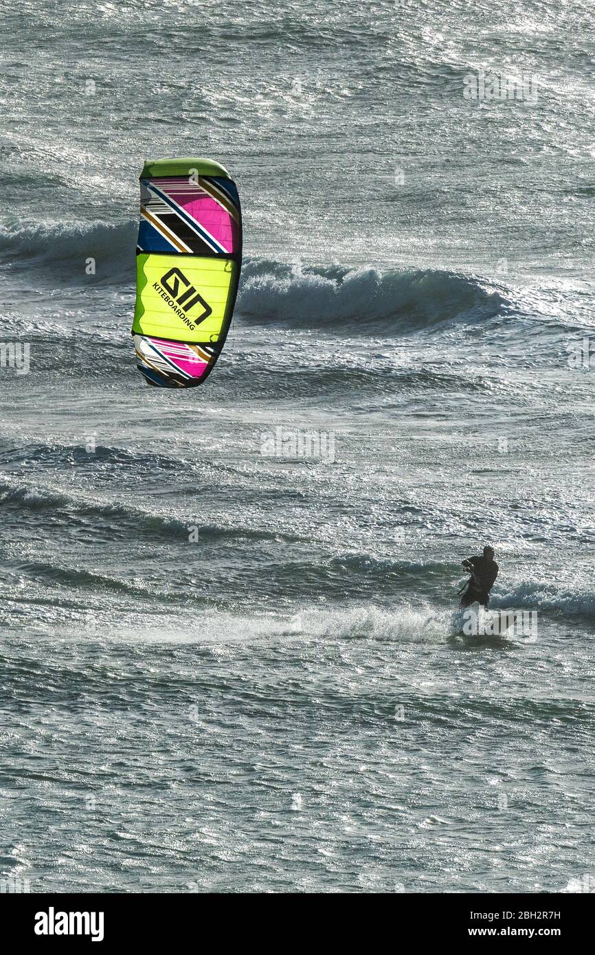 Un bateau-bateau Kite se déskiant à vitesse sur la mer à Crantock à Newquay, en Cornwall. Banque D'Images