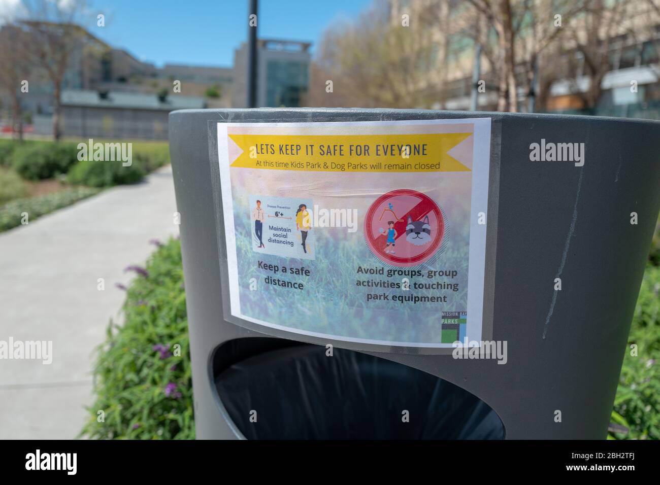 Les panneaux indiquent aux citoyens de rester à 6 pieds d'écart et d'observer des mesures de distanciation sociale à Mission Bay, San Francisco, Californie, lors d'une éclosion du coronavirus COVID-19, le 26 mars 2020. () Banque D'Images