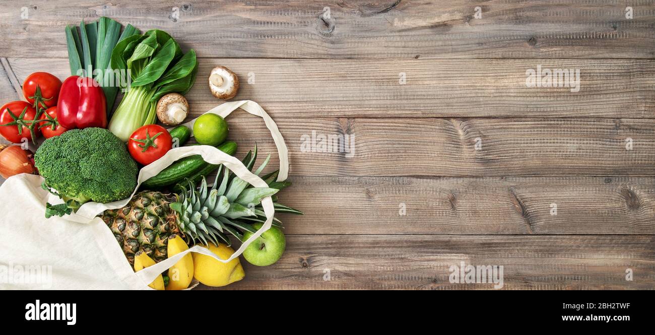 Légumes de fruits frais en sachet de cotons. Tomate, concombre, brocoli, ananas, pomme, banane, salade. Une nourriture saine Banque D'Images