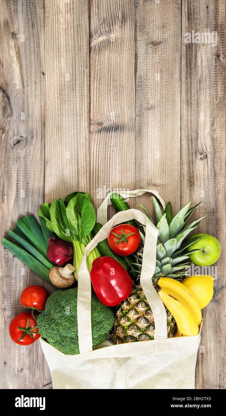 Légumes et fruits en sachet de cotons. Tomate, concombre, brocoli, ananas, pomme, banane, salade Banque D'Images
