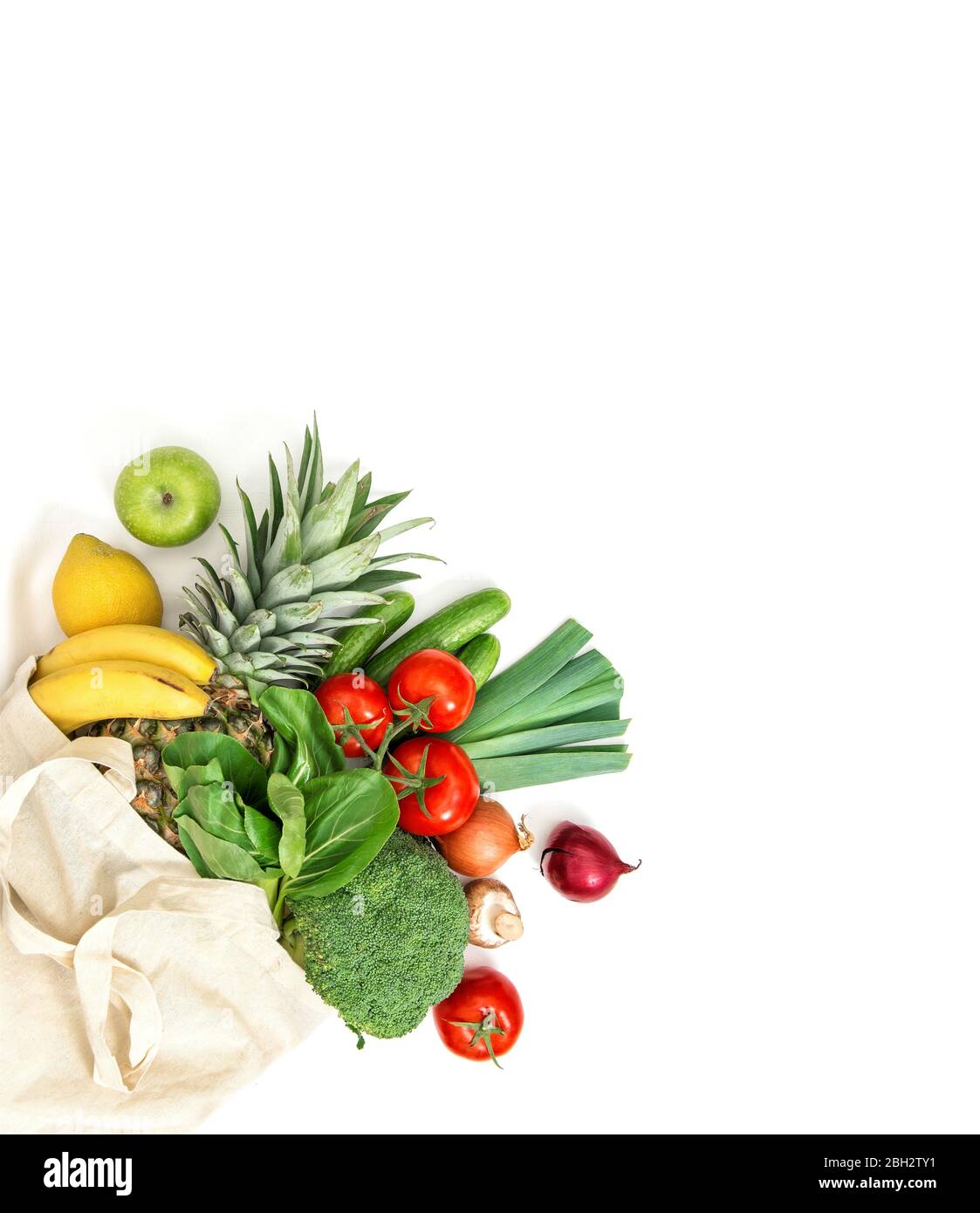 Fruits frais légumes. Une nourriture saine. Tomate, concombre, salade, pomme, banane, ananas, brocoli, oignon Banque D'Images