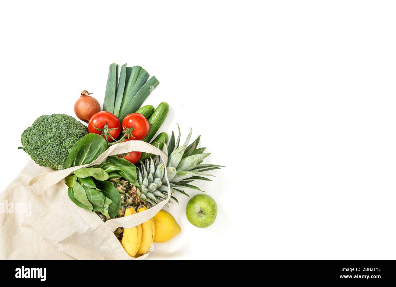 Une nourriture saine. Fruits biologiques frais légumes. Tomate, concombre, salade, brocoli, oignon, pomme, banane, ananas Banque D'Images