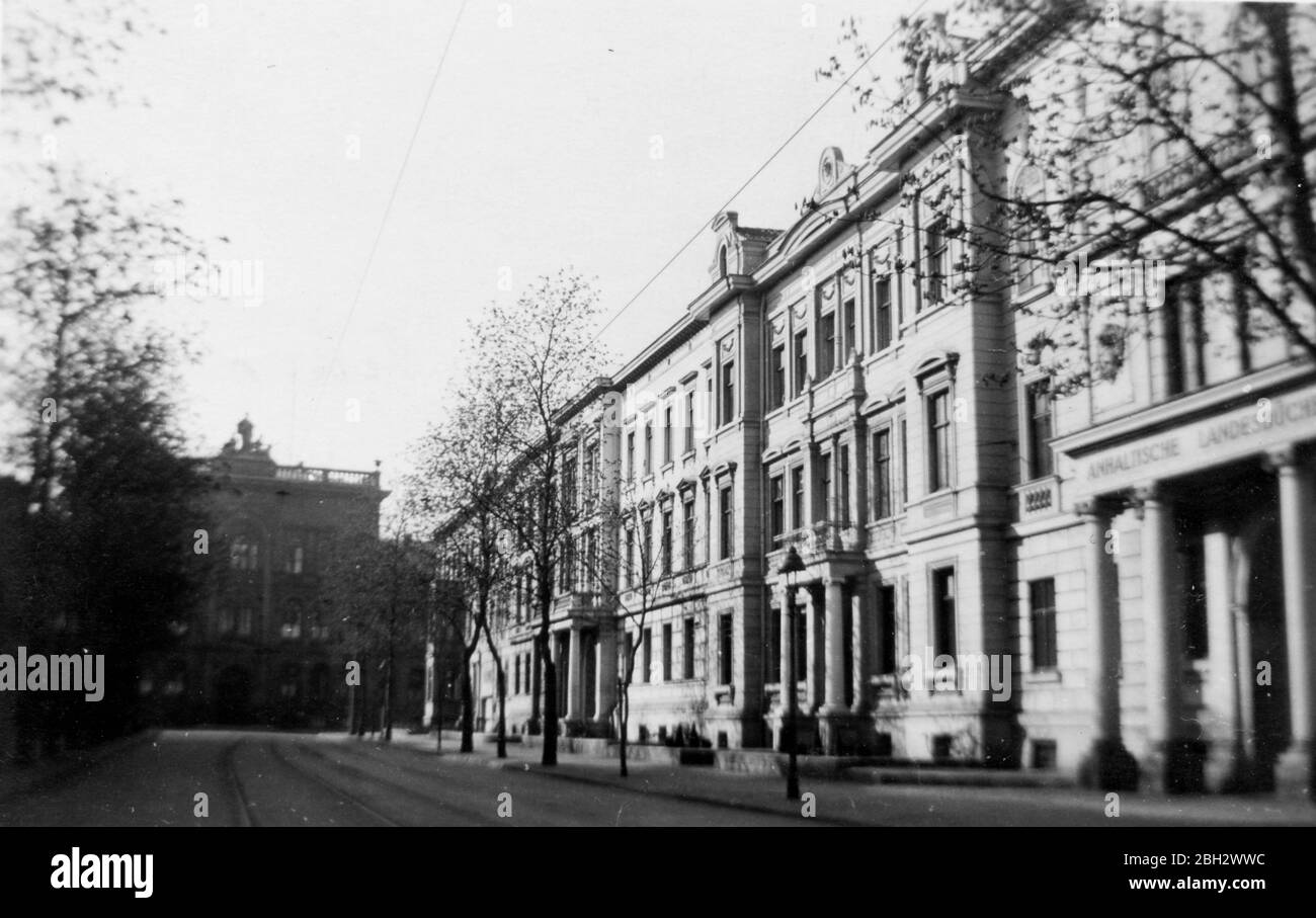 Dessau, Kaisestrasse - aujourd'hui Fritz-Hesse-Strasse, maison de behorden des landes (maison d'agence) Dessau-Roßlau, Allemagne - 1941 Banque D'Images