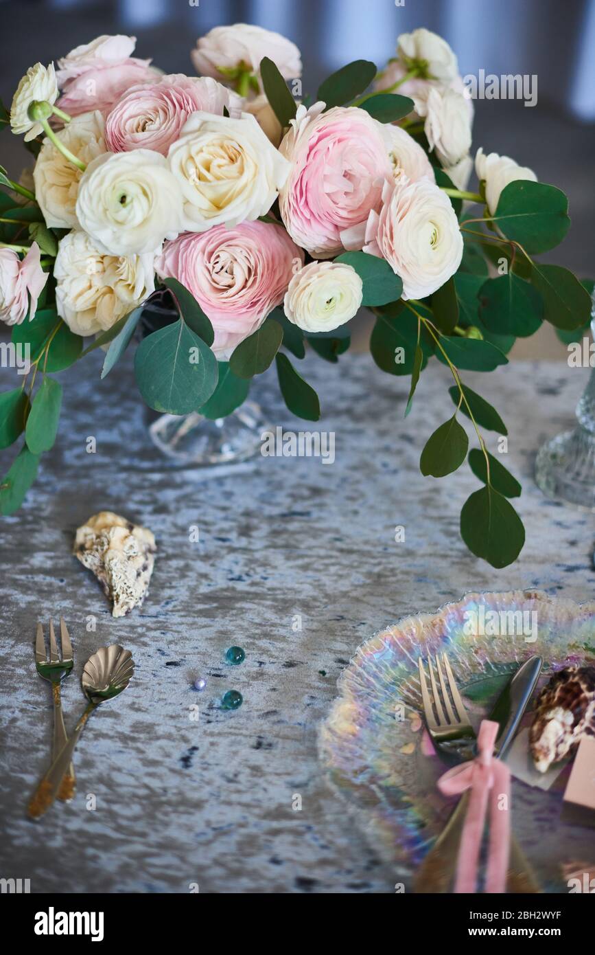 Mariage De Luxe Fete Anniversaire Decoration Festive Style Marin Avec Differentes Couleurs Et Fleurs De Bleu Naturel De Rose Bouquet De Roses Fierte De Jane Photo Stock Alamy Mariage De Luxe Fete Anniversaire Decoration Festive Style Marin Avec Differentes Couleurs Et Fleurs De Bleu Naturel De Rose Bouquet De Roses Fierte De Jane Photo Stock Alamy