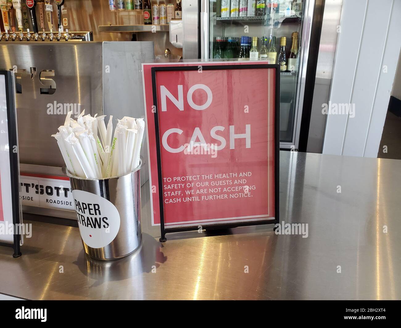 Un panneau annonce une politique de non-espèces dans un restaurant lors d'une éclosion de coronavirus COVID-19 à Walnut Creek, Californie, le 27 mars 2020. () Banque D'Images