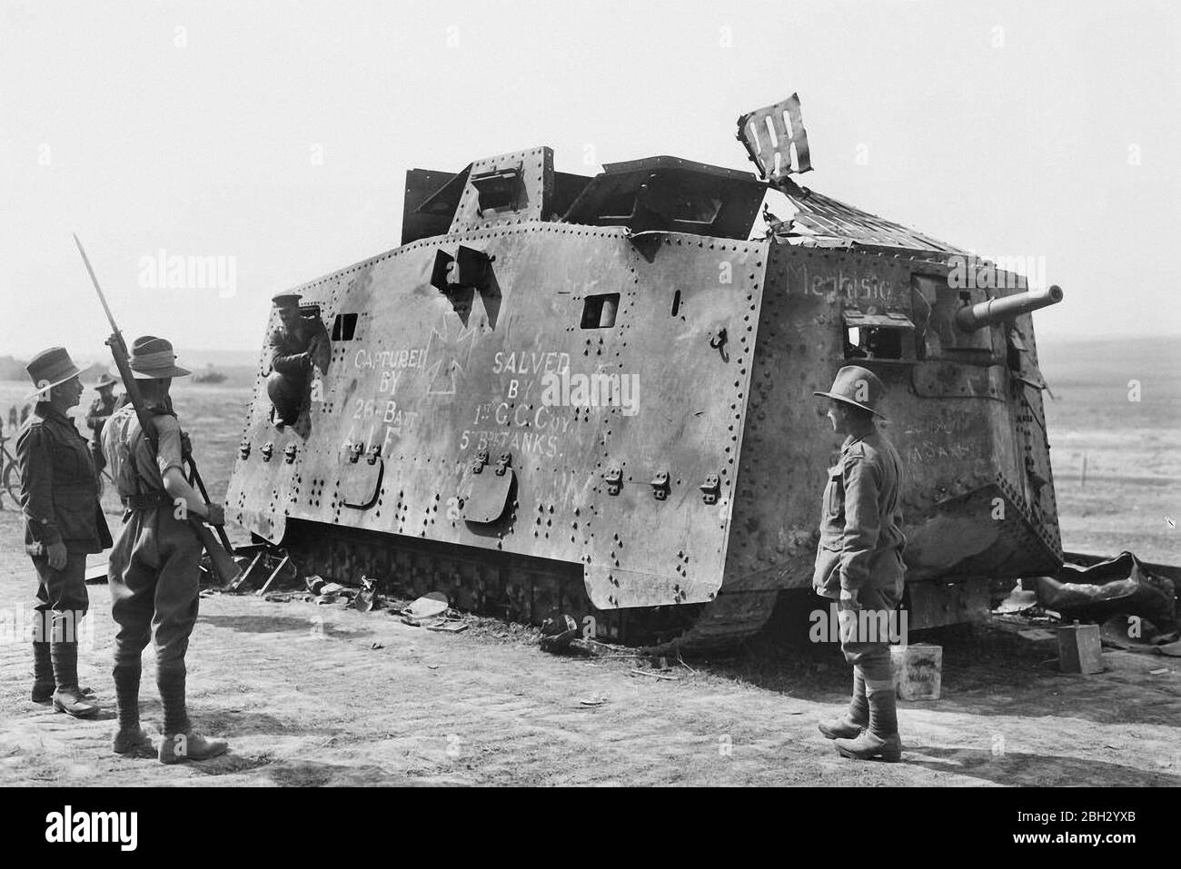 Il a été un réservoir lourd introduit par l'Allemagne en 1918 pendant la première Guerre mondiale. L'A7 a été de 7,34 m (24 pi 1 po) de long et de 3 m (9 pi 10 po) de large, et la hauteur maximale était de 3,3 m (10 pi 10 po). L'équipage était officiellement composé d'au moins 17 soldats et d'un officier : commandant (officier, typiquement lieutenant), chauffeur, mécanicien, mécanicien/signaleur, 12 fantassins (six mitrailleuses, six chargeurs) et deux artillerymen (maître armé et chargeur). Les 7 V sont souvent entrés en action avec jusqu'à 25 hommes à bord Banque D'Images