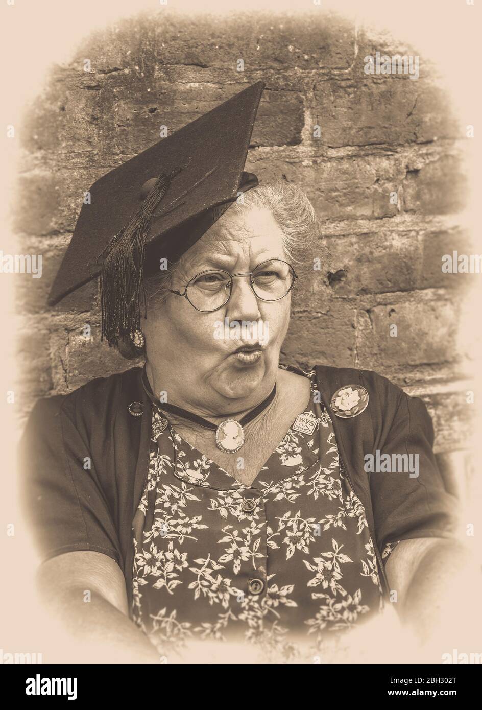Portrait avant sépia ancien et vintage de la femme des années 1940 comme professeur d'école des années 1940 strict, Black Country Museum, événement d'été de guerre de la seconde Guerre mondiale des années 1940, Royaume-Uni. Banque D'Images