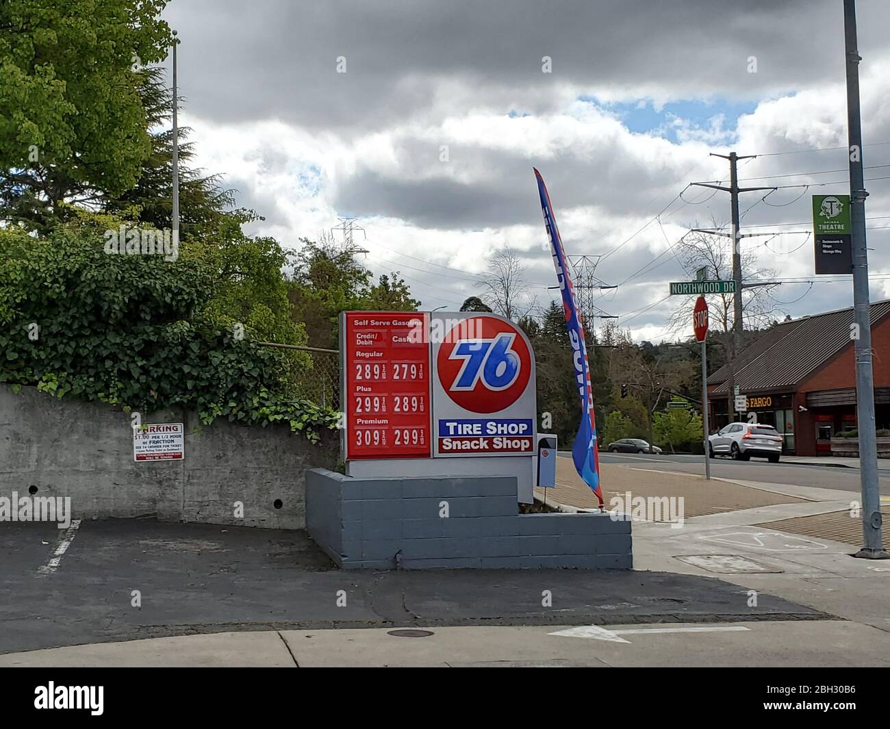 Les prix régionaux du gaz sont bas lors d'une éclosion du coronavirus COVID-19 à Orinda, Californie, le 30 mars 2020. Les prix du gaz ont atteint des niveaux record aux États-Unis au cours de l'épidémie. () Banque D'Images