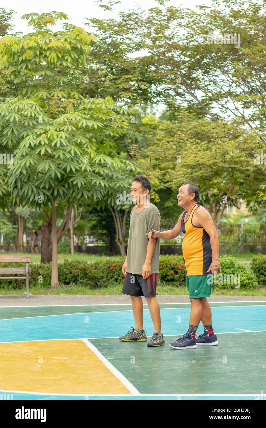 Vieil homme heureux de faire de l'exercice pour jouer au basket-ball au BangYai Park Nonthaburi en Thaïlande. 22 août 2018 Banque D'Images