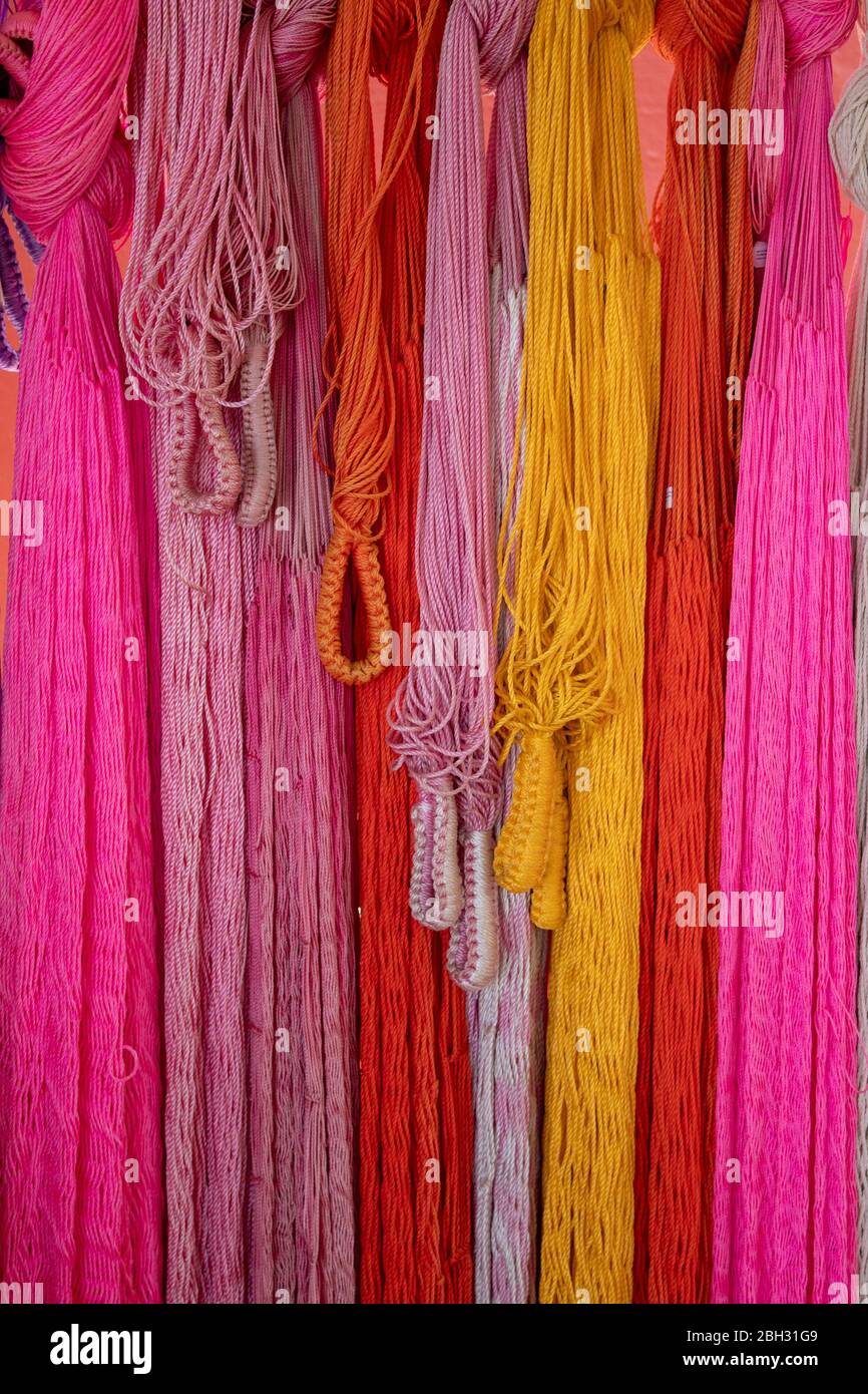 Hamacs mayas colorés suspendus à la foire locale de Cancun. Ils sont frais et confortables pour dormir. Ils sont faits à la main par la communauté maya locale. Banque D'Images