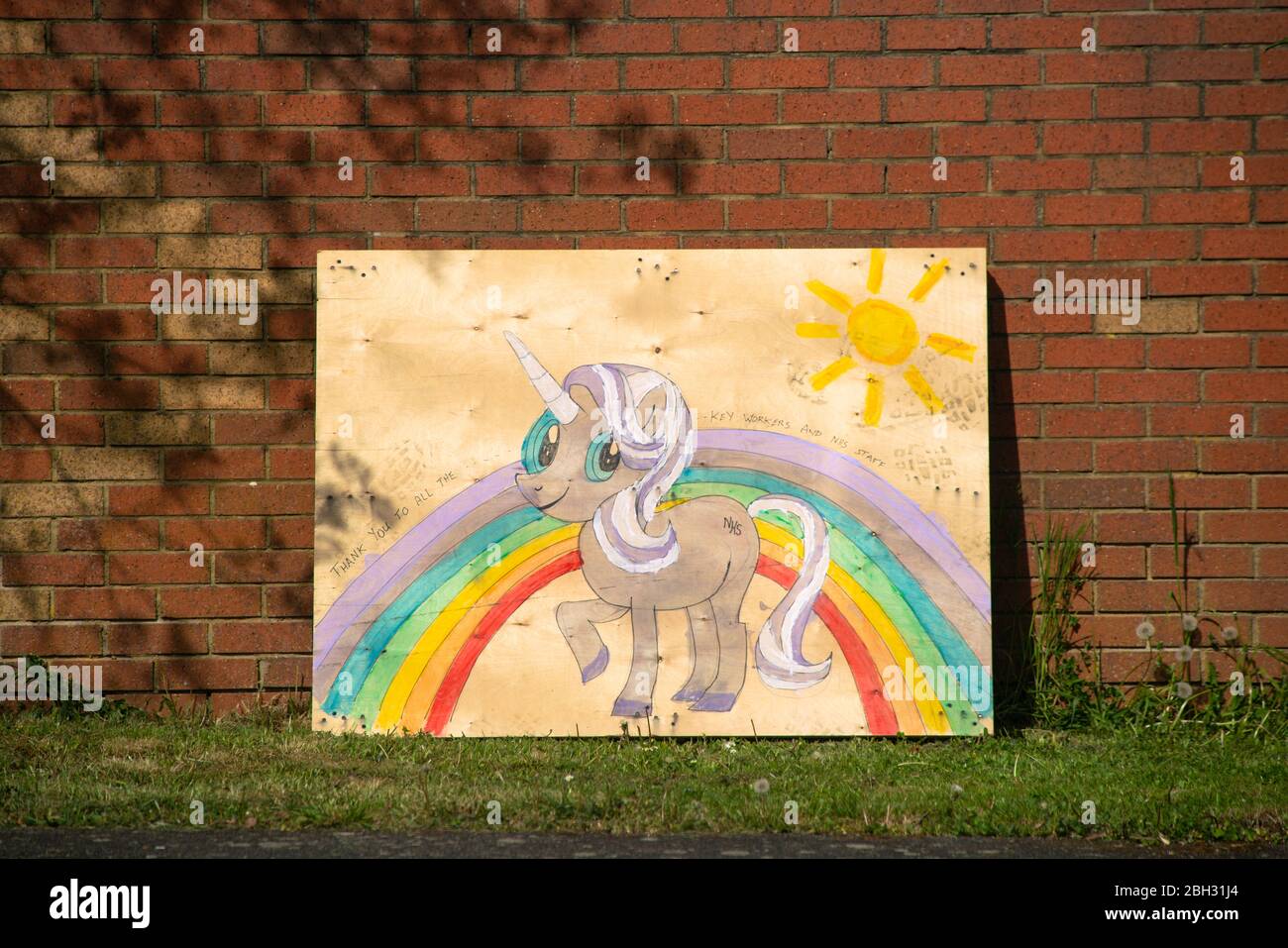 Bicester, Oxfordshire, Royaume-Uni . 23 avril 2020. Des œuvres d'art en dehors d'une maison, une image d'un arc-en-ciel, un symbole d'espoir en temps sombre, et une licorne, représentant à la fois la gratitude et grâce au personnel du NHS, et à tous les travailleurs clés, pour leur service pendant la pandémie de coronavirus. Crédit Bridget Catterall/Alay Live News Banque D'Images