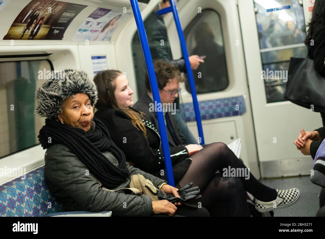 Portrait d'une femme portant un chapeau de fourrure dans le métro de Londres, Londres Banque D'Images