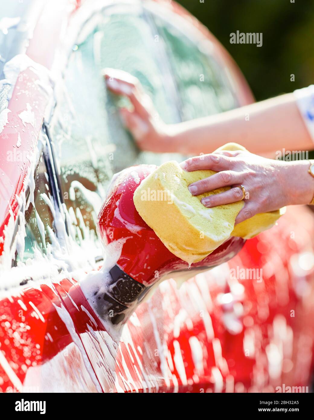 Laver sa voiture Femme Banque D'Images