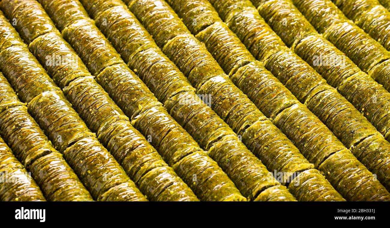 Baklava turque traditionnelle avec pistache en forme de rouleau. Banque D'Images