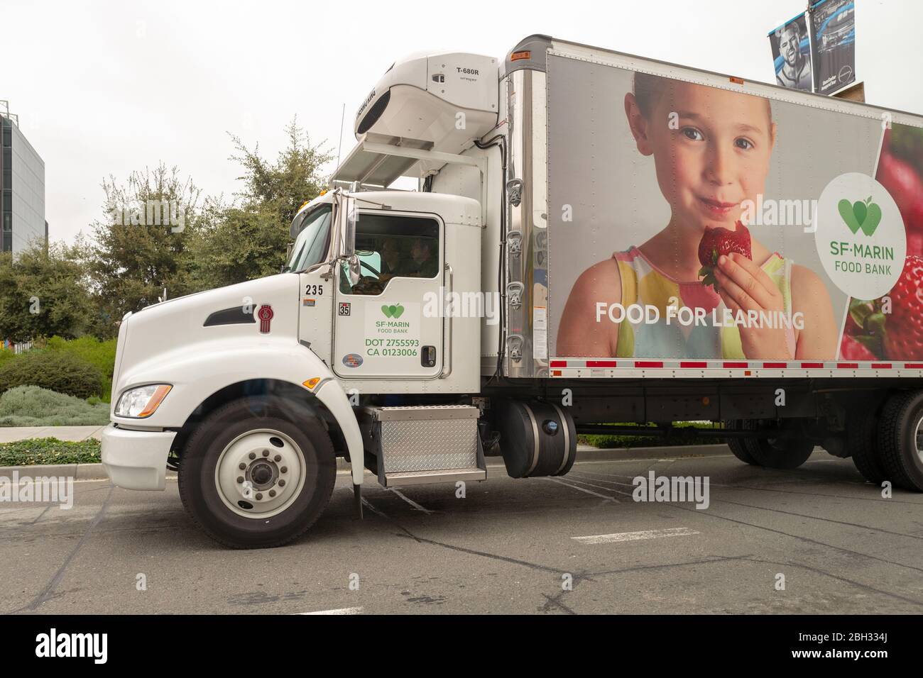 Camion de livraison avec logo pour San Francisco et Marin Food Bank, San Francisco, Californie, 11 avril 2020. () Banque D'Images