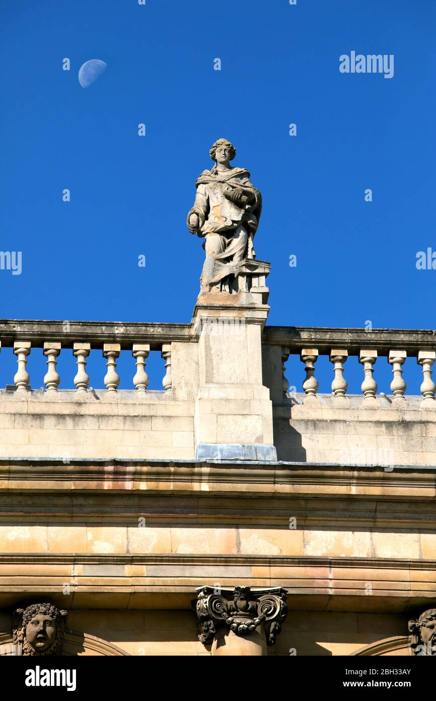 Statue de droit de Gabriel Cibber, et demi-lune, en haut de la bibliothèque Wren conçue par Christopher Wren 1695, Trinity College, Cambridge, Angleterre Banque D'Images