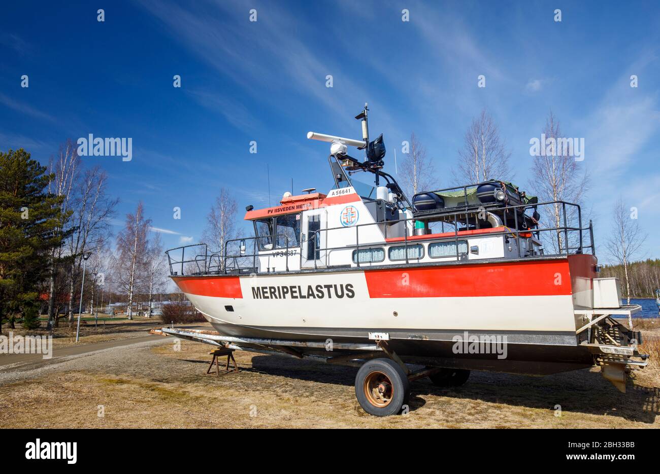 Bateau de recherche et de sauvetage des lacs intérieurs ( SAR ) sur remorque , prêt à partir , Finlande Banque D'Images