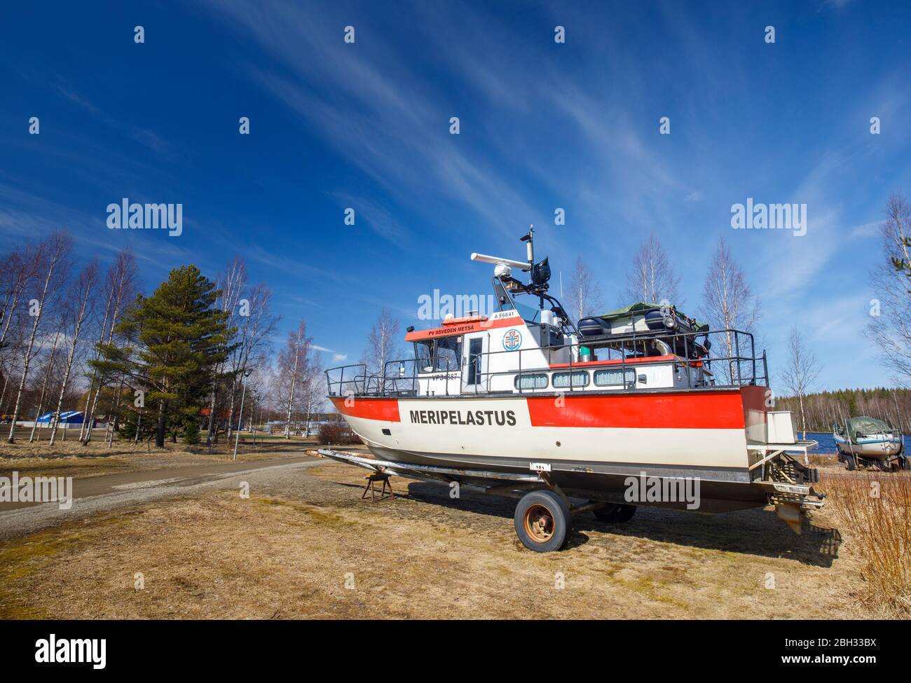 Bateau de recherche et de sauvetage des lacs intérieurs ( SAR ) sur remorque , prêt à partir , Finlande Banque D'Images