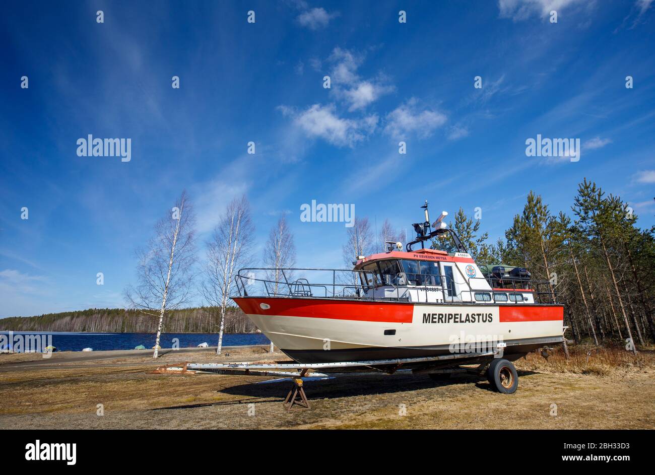 Bateau de recherche et de sauvetage des lacs intérieurs ( SAR ) sur remorque , prêt à partir , Finlande Banque D'Images